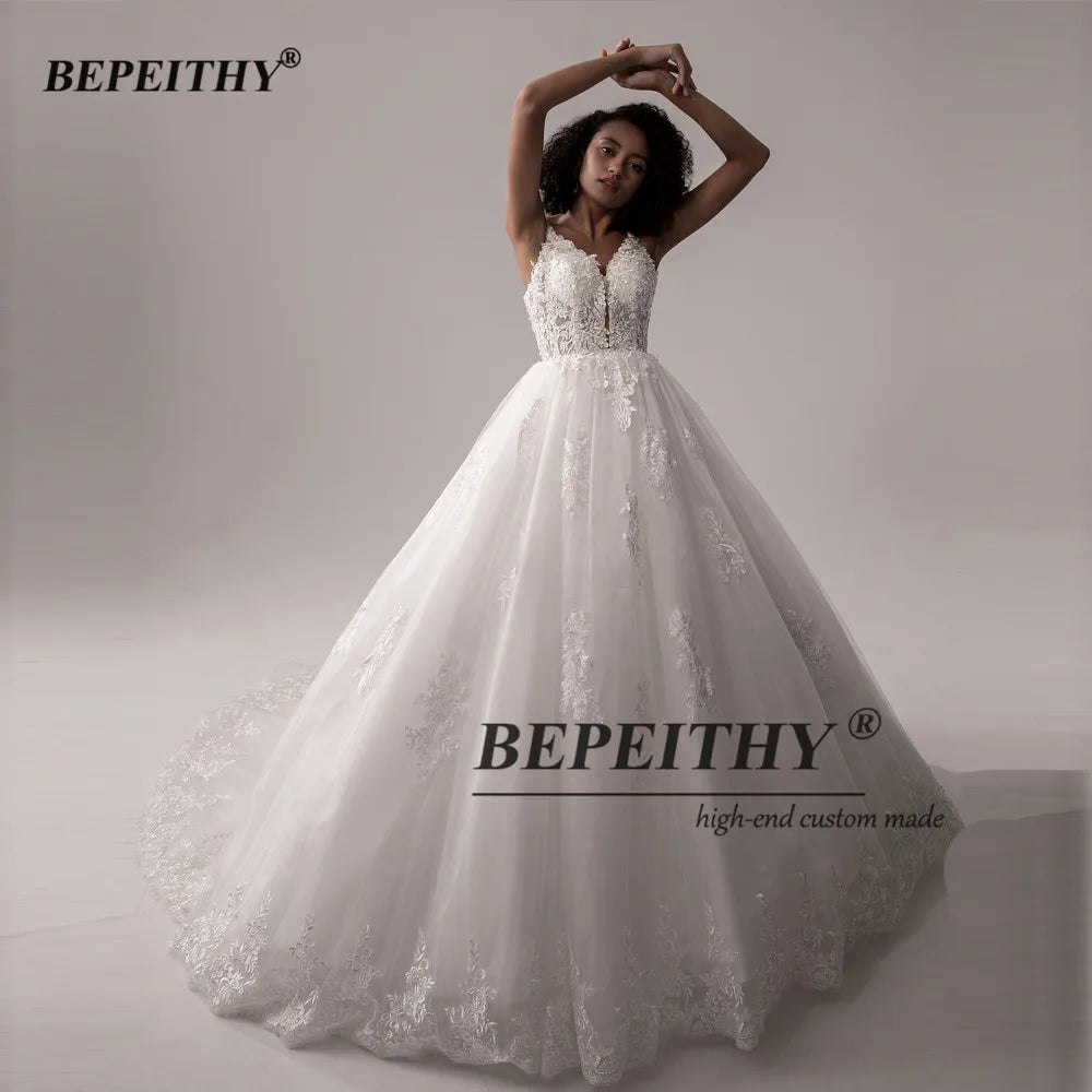 Robe de Mariée Joséphine — Princesse en Dentelle, Col V & Dos Nu