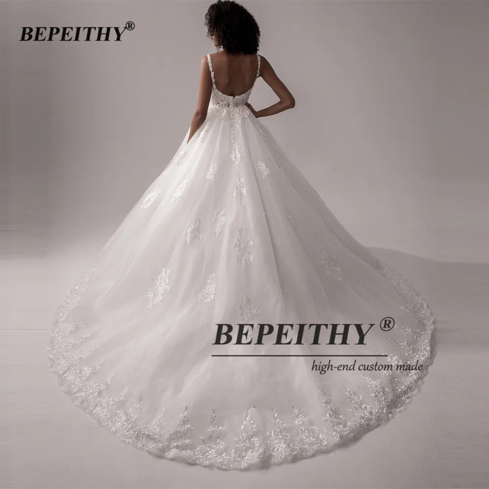 Robe de Mariée Joséphine — Princesse en Dentelle, Col V & Dos Nu