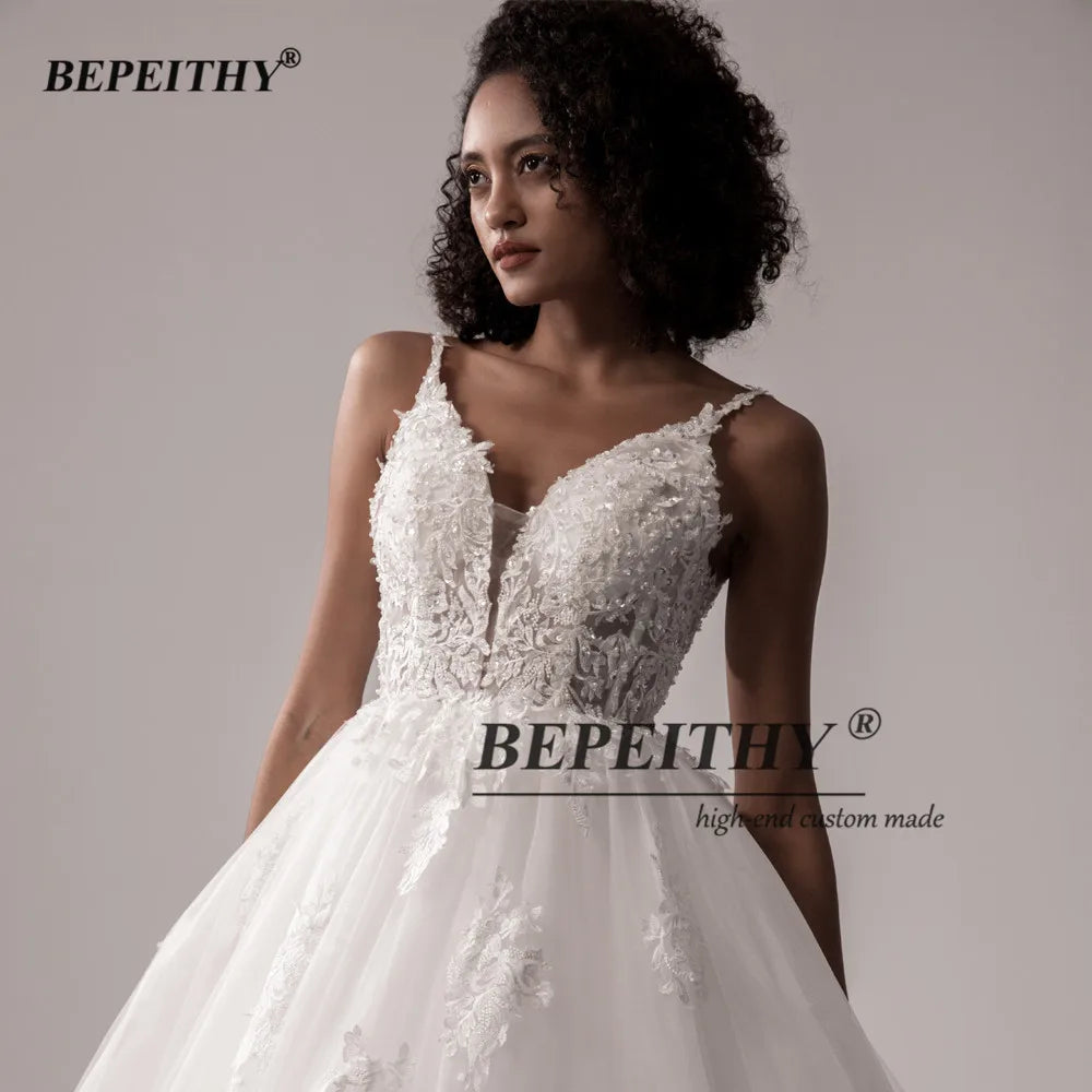 Robe de Mariée Joséphine — Princesse en Dentelle, Col V & Dos Nu