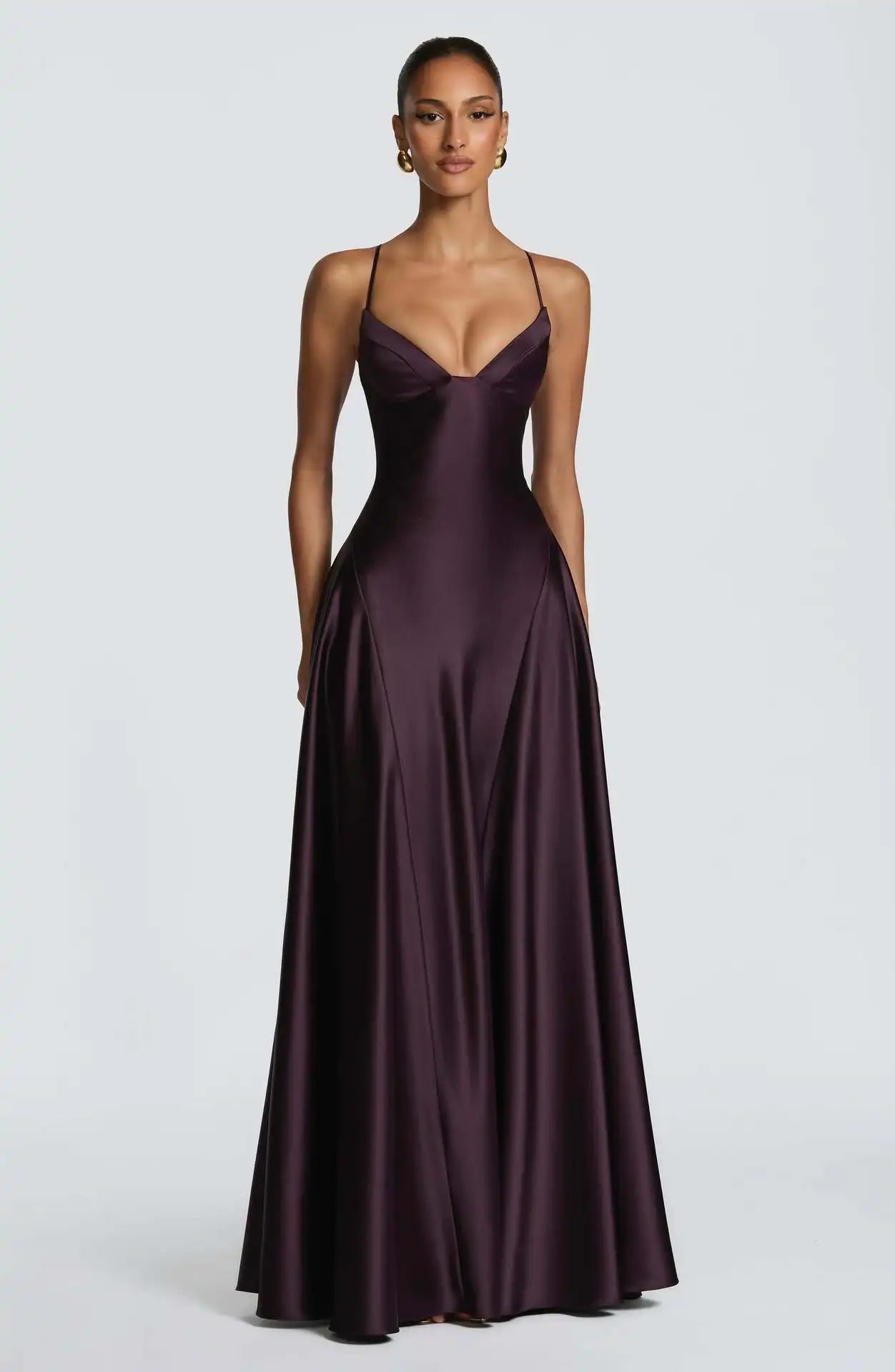 Robe de Soirée Soleil — Satin Fluide, Col V & Fines Bretelles