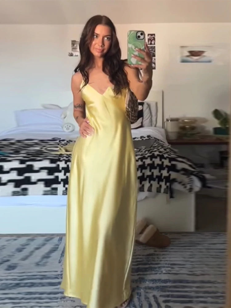 Robe de Soirée Soleil — Satin Fluide, Col V & Fines Bretelles