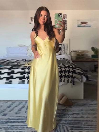 Robe de Soirée Soleil — Satin Fluide, Col V & Fines Bretelles