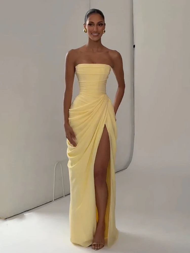Robe de Soirée Soleil — Satin Fluide, Col V & Fines Bretelles