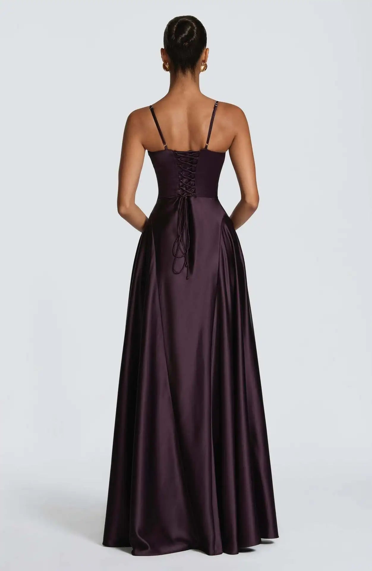 Robe de Soirée Soleil — Satin Fluide, Col V & Fines Bretelles