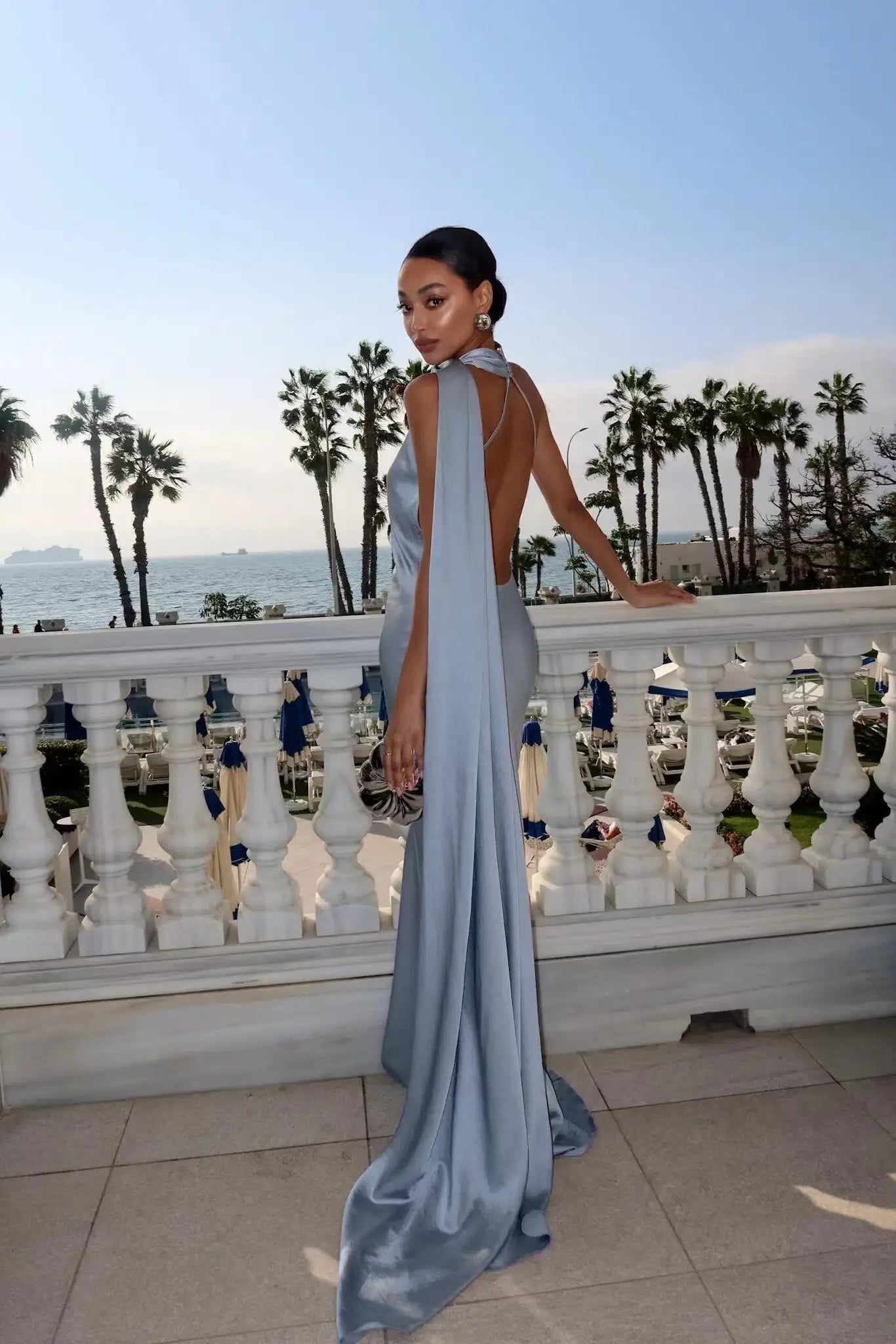 Robe de Soirée Lyra — Satin, Col Américain & Dos Nu (Invitée)