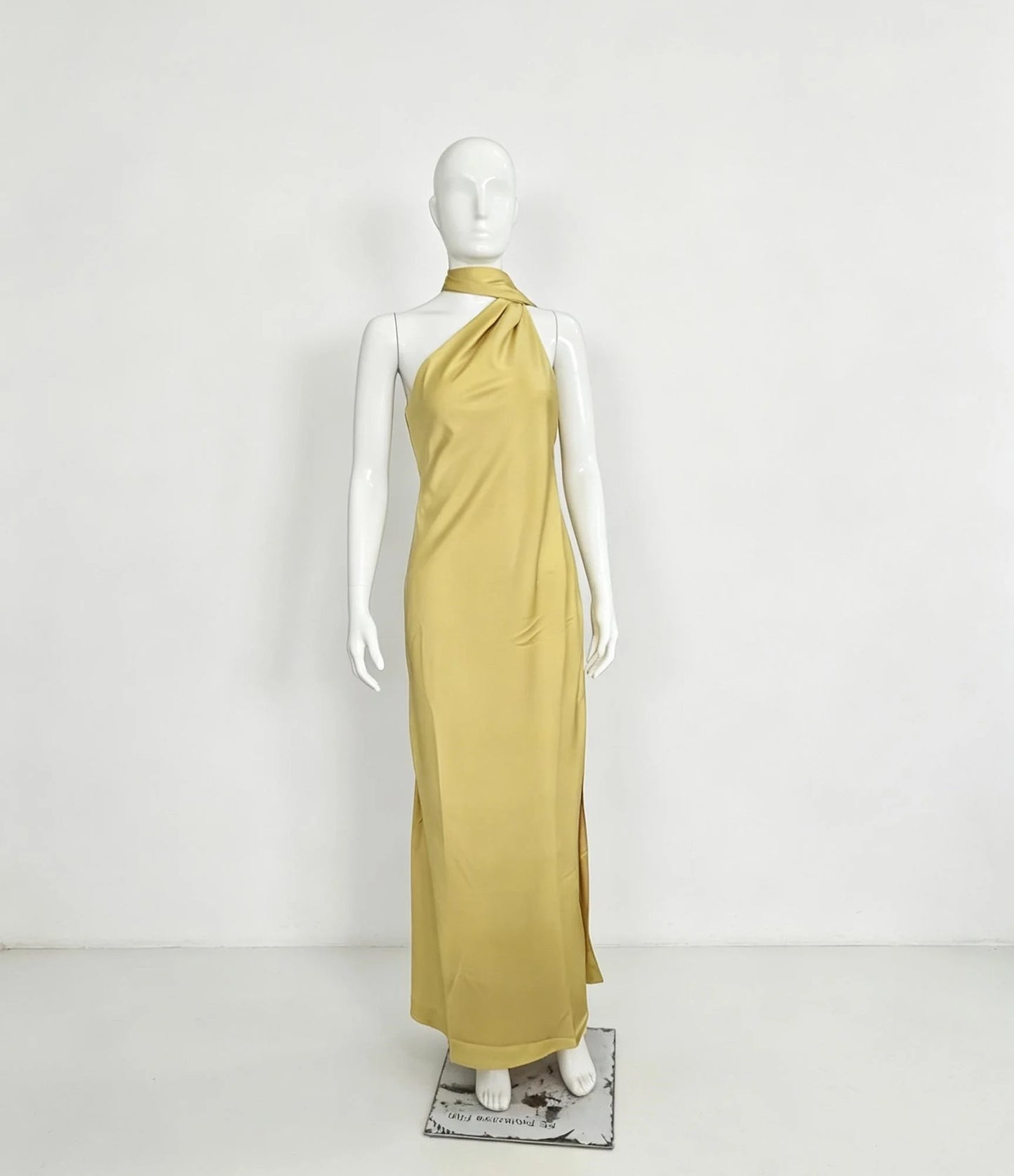 Robe de Soirée Lyra — Satin, Col Américain & Dos Nu (Invitée)