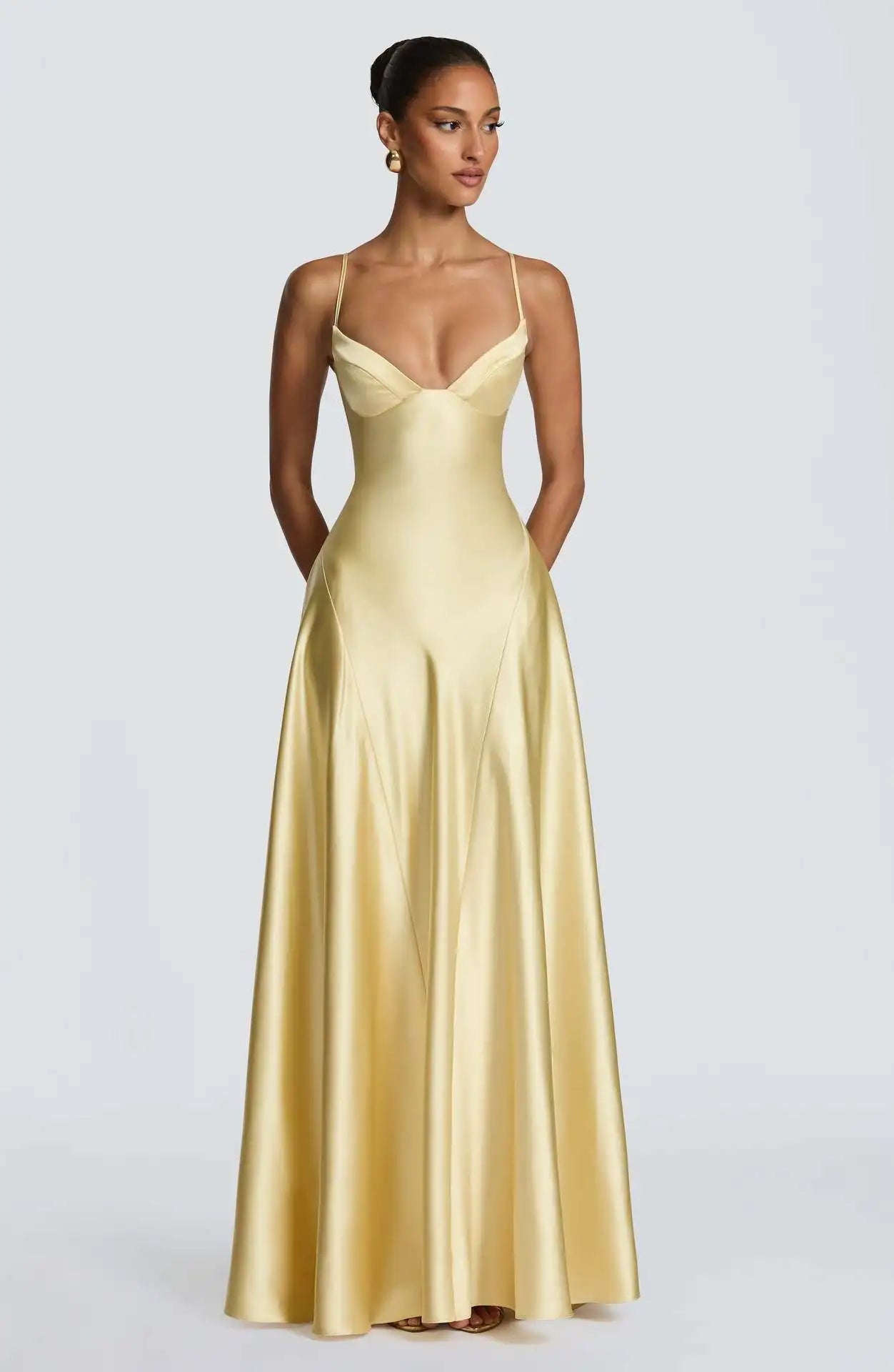 Robe de Soirée Soleil — Satin Fluide, Col V & Fines Bretelles