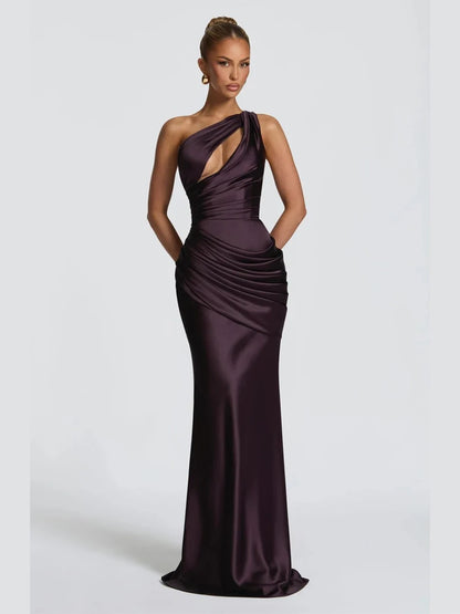 Robe de Soirée Soleil — Satin Fluide, Col V & Fines Bretelles