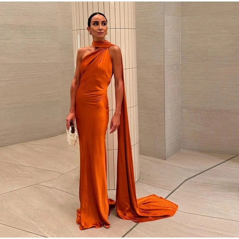 Robe de Soirée Lyra — Satin, Col Américain & Dos Nu (Invitée)