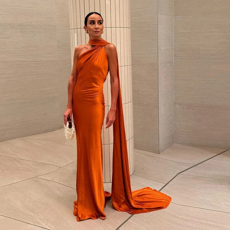 Robe de Soirée Lyra — Satin, Col Américain & Dos Nu (Invitée)